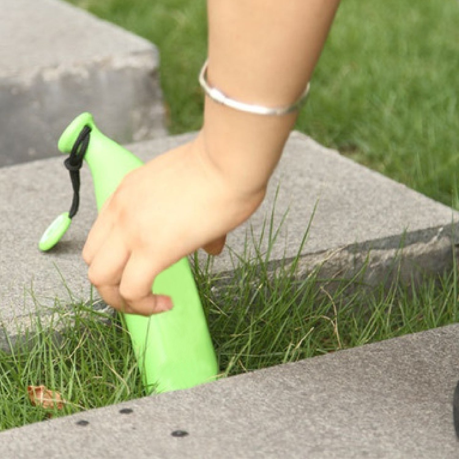 Banana-shaped mini umbrella, foldable design, stylish and compact. Banana-shaped mini umbrella, foldable design, stylish and compact.